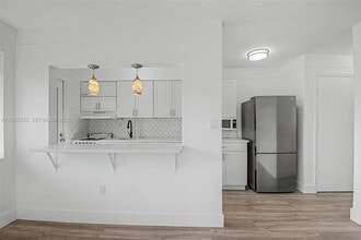 60 NW 79th St, Unit 10 in Miami, FL - Foto de edificio - Building Photo