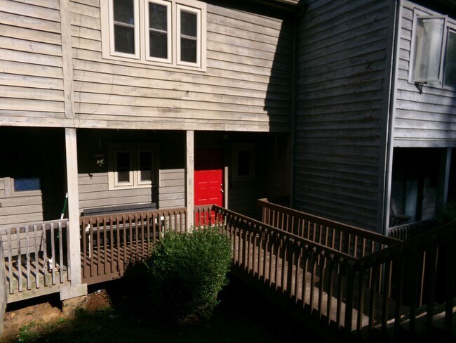 1074 Hickory Glen Rd in Winston-Salem, NC - Building Photo - Building Photo