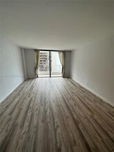 200 SE 15th Rd, Unit 15 in Miami, FL - Building Photo - Building Photo