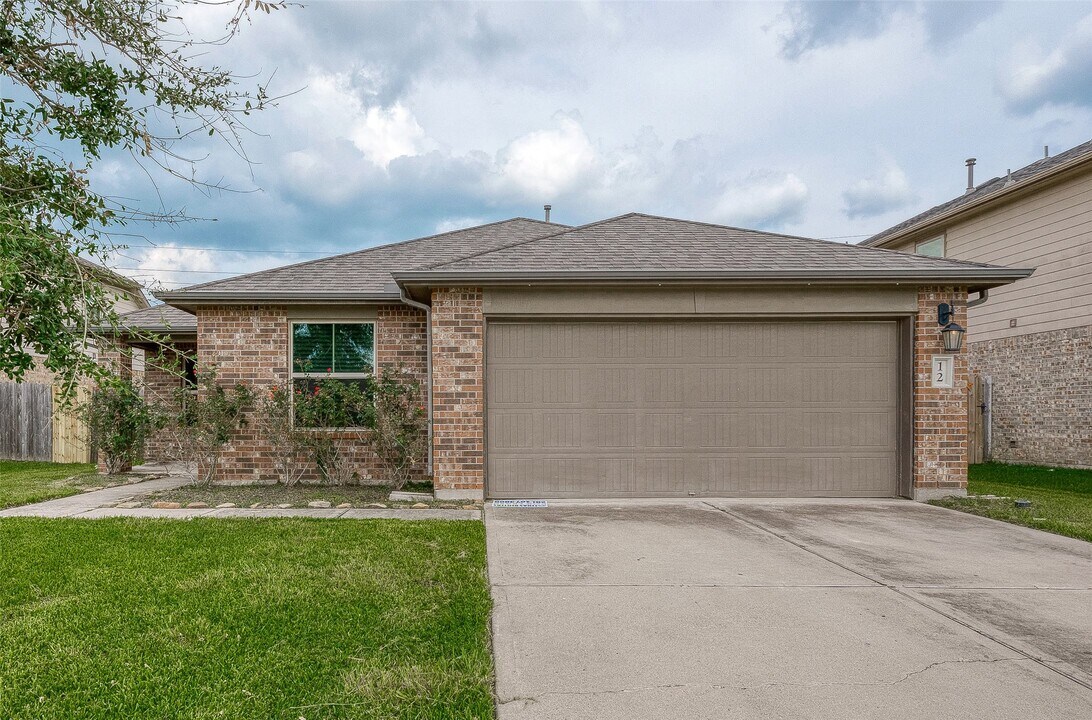 12 Santa Clara Dr in Manvel, TX - Building Photo