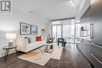 39-1039 Queens Quay E in Toronto, ON - Building Photo - Building Photo
