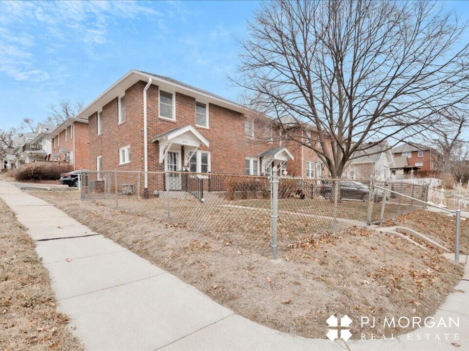 802-804 N 48th St in Omaha, NE - Foto de edificio