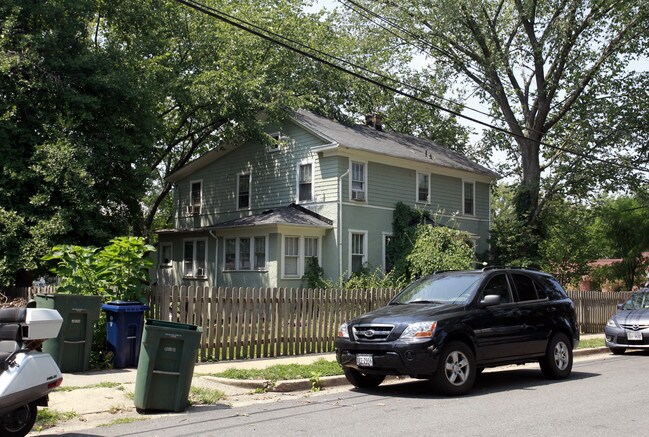 2406 Clyde Ave in Alexandria, VA - Building Photo - Building Photo