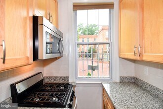 915 Hughes Mews NW in Washington, DC - Building Photo - Building Photo