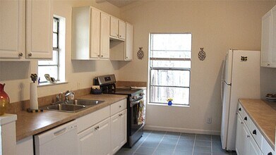 18311 Redbud Ln in Jonestown, TX - Foto de edificio - Building Photo