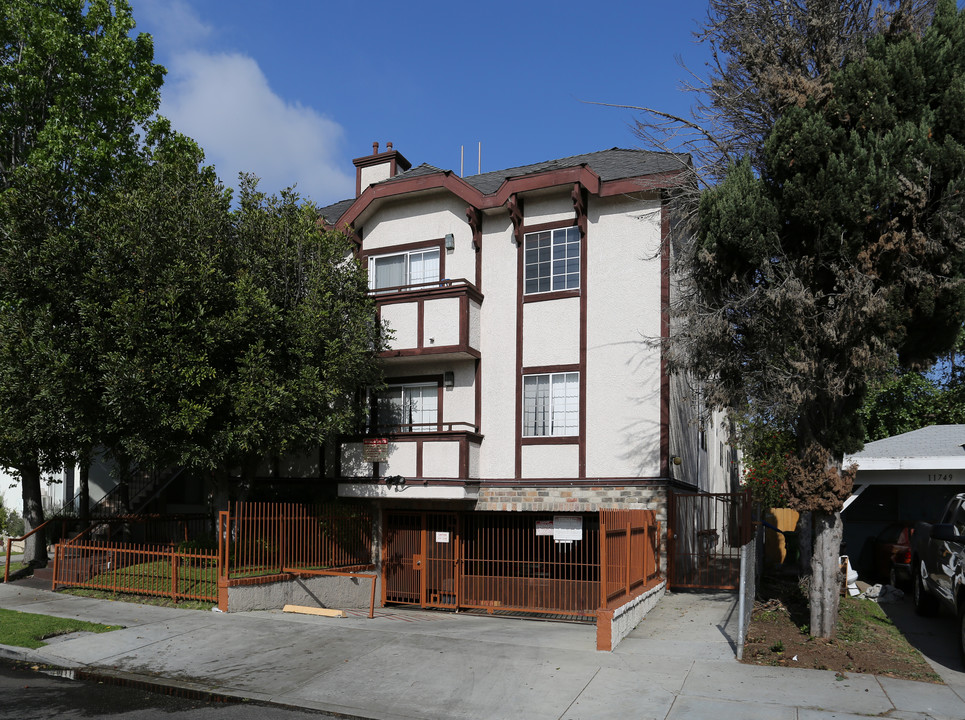 11801 Courtleigh Dr in Los Angeles, CA - Building Photo