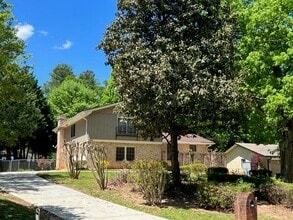 5262 Happy Hollow Rd in Doraville, GA - Building Photo - Building Photo