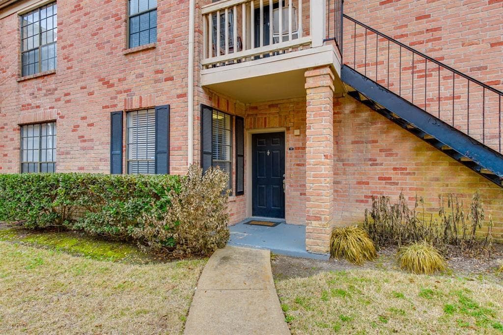 2255 Braeswood Park Dr in Houston, TX - Building Photo