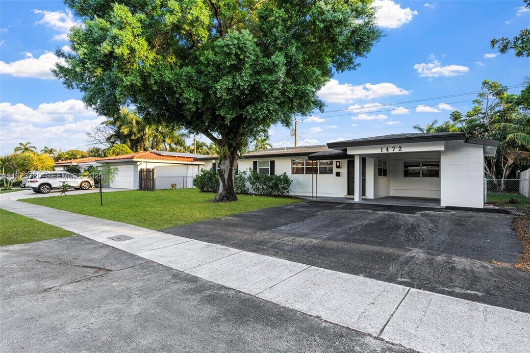 1472 NE 62nd St in Fort Lauderdale, FL - Building Photo