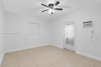 1050 SW 28th St, Unit 4 in Fort Lauderdale, FL - Foto de edificio - Building Photo