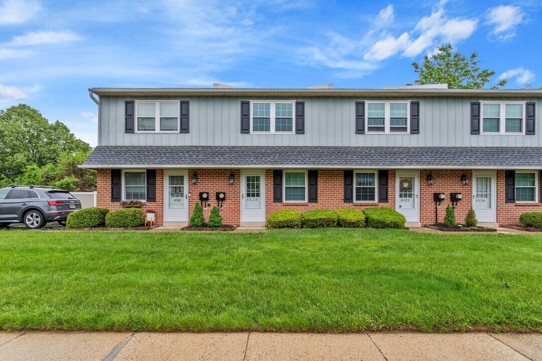 4536 Rosemarie Dr in Bensalem, PA - Building Photo