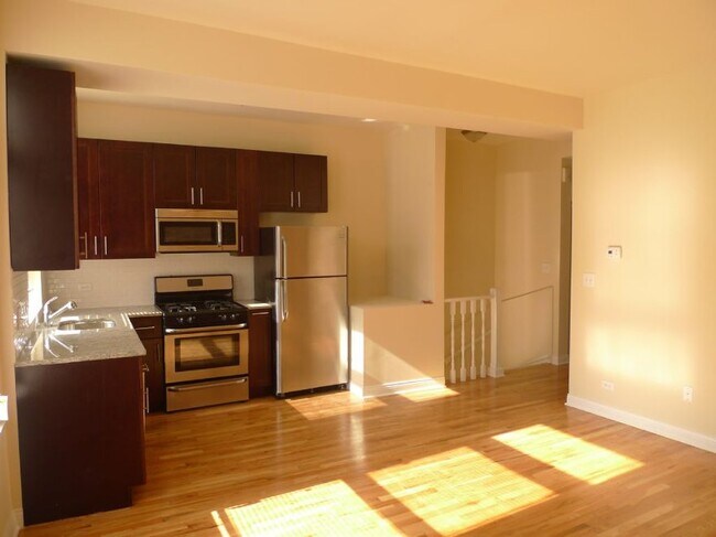 1318 N Wood St, Unit 1318-A in Chicago, IL - Building Photo - Building Photo