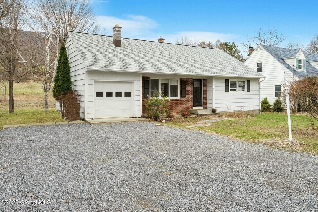 303 New Salem South Rd in Voorheesville, NY - Building Photo