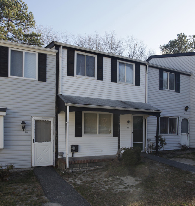 85 Hill Ct in Calverton, NY - Foto de edificio - Building Photo