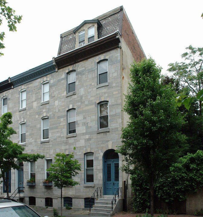 2211 Locust St in Philadelphia, PA - Building Photo