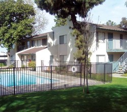 Pacific Terrace in Bakersfield, CA - Building Photo - Building Photo