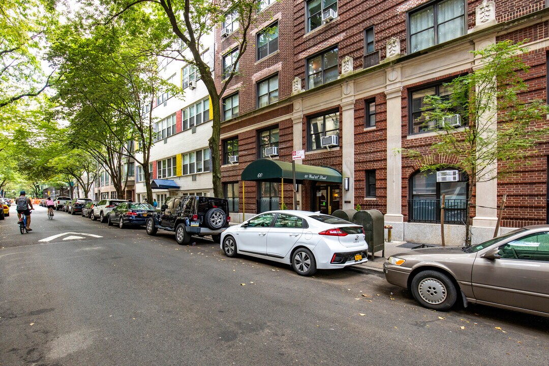 60 W 68th St in New York, NY - Building Photo