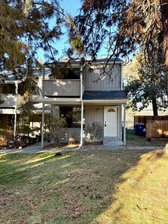 28 SW Mc Kinley Ave in Bend, OR - Building Photo