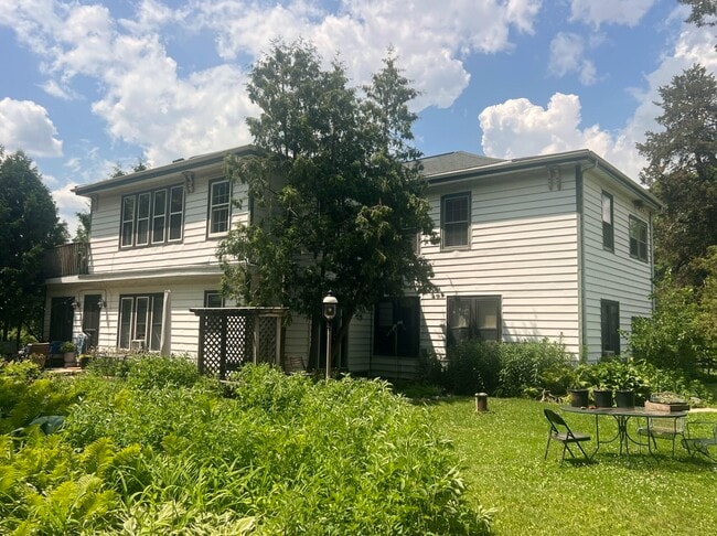 W379N5686 N Lake Rd in Oconomowoc, WI - Building Photo - Building Photo