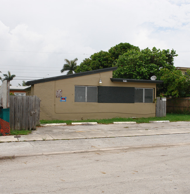 1081 NE 80th St in Miami, FL - Foto de edificio - Building Photo