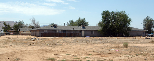 12947 Navajo Rd in Apple Valley, CA - Foto de edificio - Building Photo