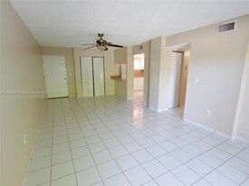 6320 SW 138th Ct, Unit 202 in Miami, FL - Foto de edificio - Building Photo