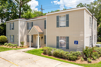 Woodland Trace Apartments in Mandeville, LA - Foto de edificio - Building Photo