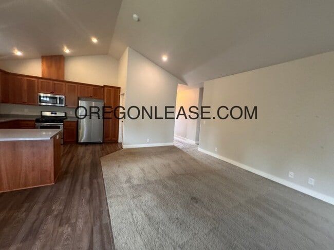 5409 King Arthur Ct in Eugene, OR - Building Photo - Building Photo