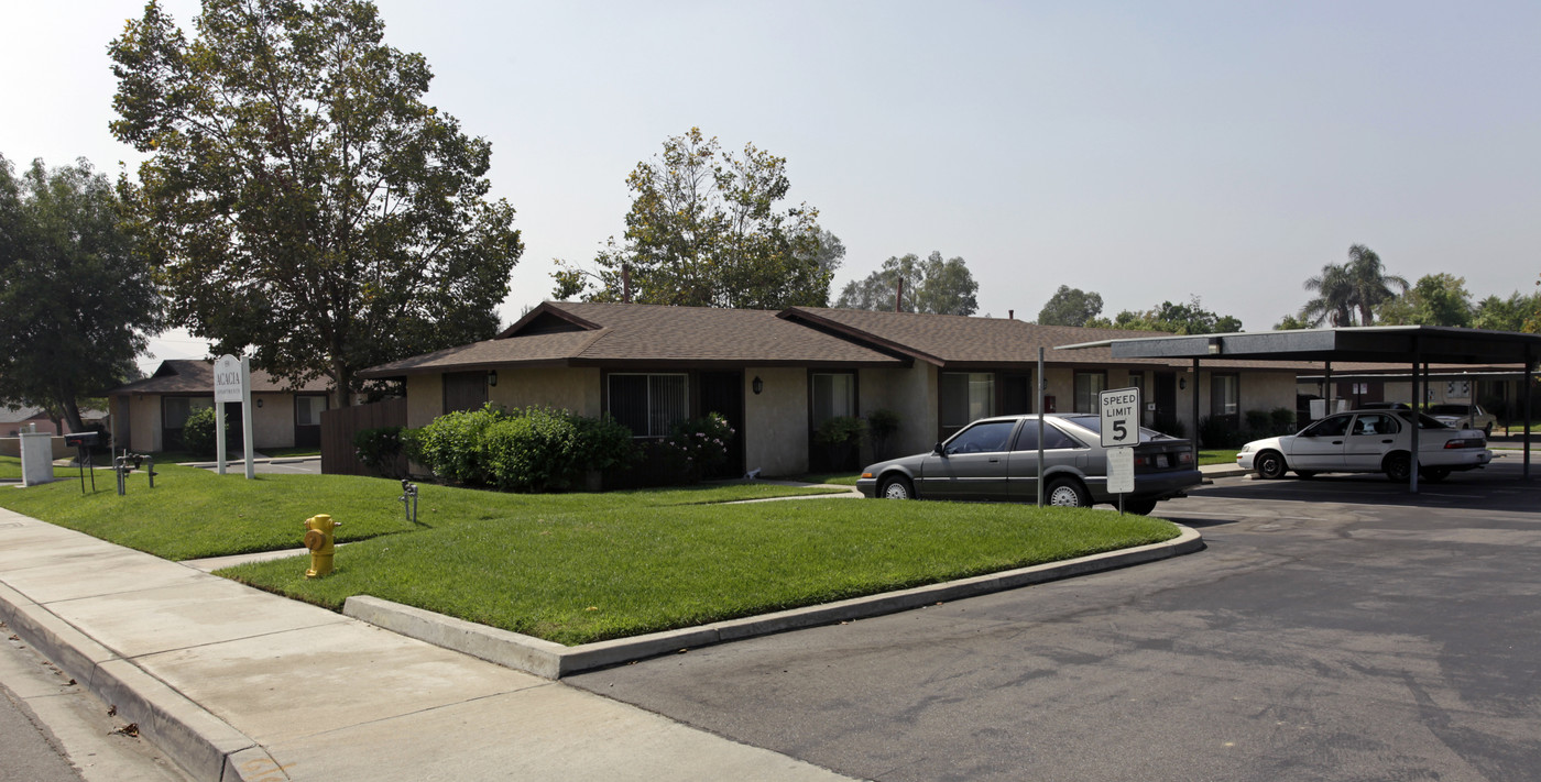 Acacia Apartments in Fontana, CA - Foto de edificio