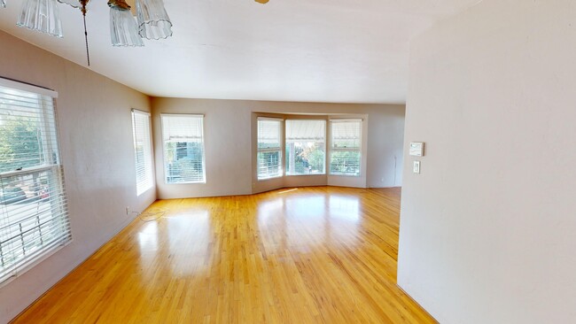 2433 Front St, Unit 2 Bed 1 Bath 1400 sqft in San Diego, CA - Foto de edificio - Building Photo