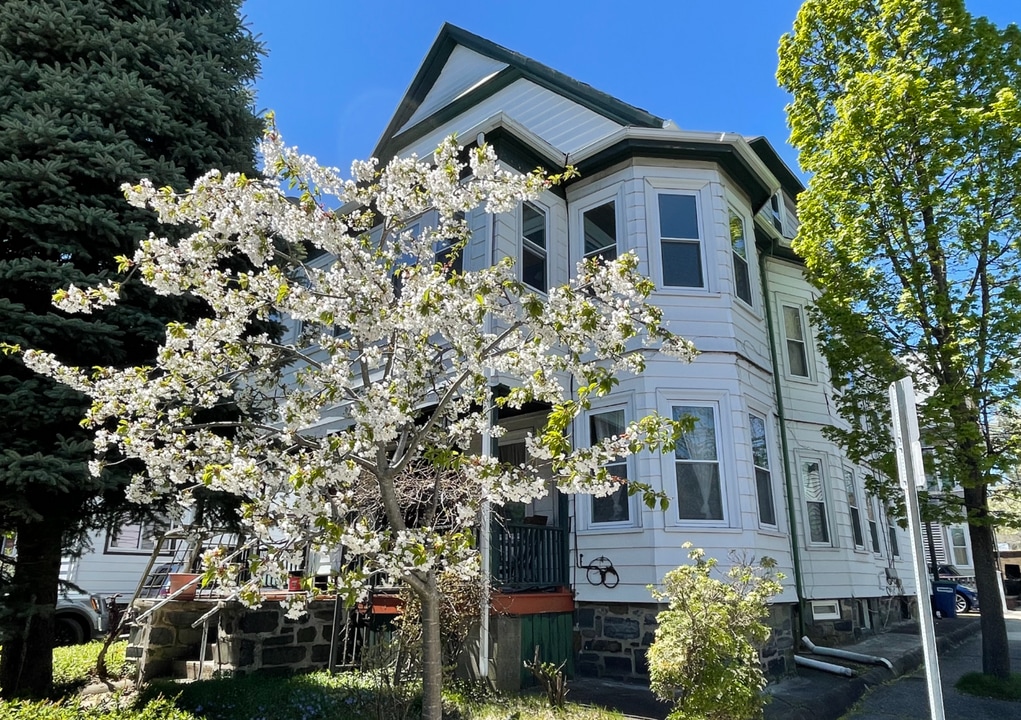 44 Benton Rd, Unit 1 in Somerville, MA - Building Photo