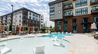 704 W Tremont Ave, Unit B1 in Charlotte, NC - Building Photo