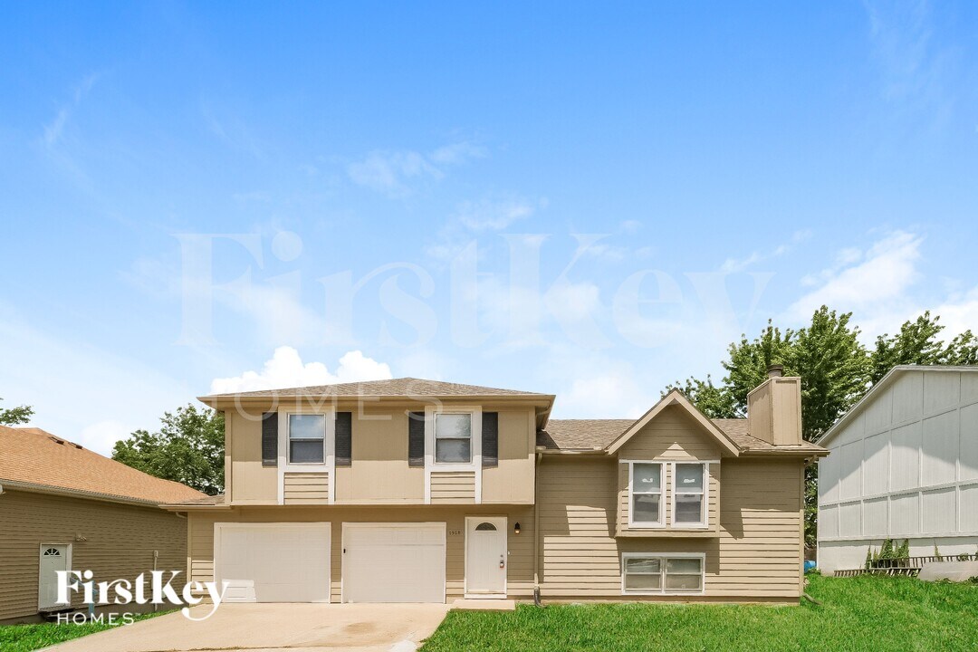 7308 E 122 Terrace in Grandview, MO - Foto de edificio