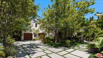 13947 Durham Rd in Beverly Hills, CA - Building Photo
