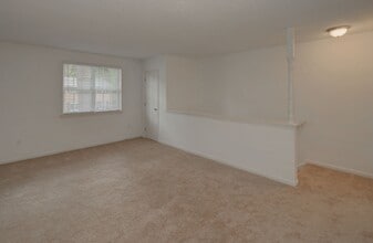 Thousand Oaks Apartments & Townhomes in Virginia Beach, VA - Foto de edificio - Building Photo