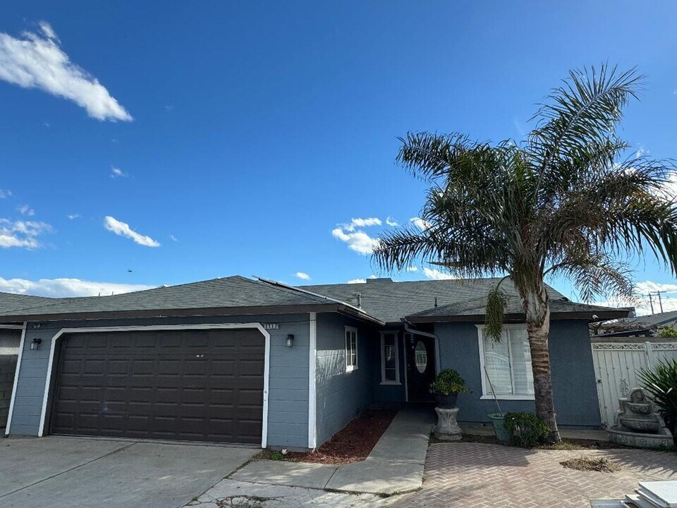 1117 Olson Way in Arvin, CA - Building Photo