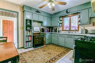 5 Stevens St in North Brunswick, NJ - Building Photo - Building Photo