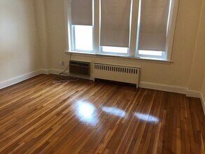 33 Lancaster Terrace, Unit 209 in Brookline, MA - Foto de edificio - Building Photo