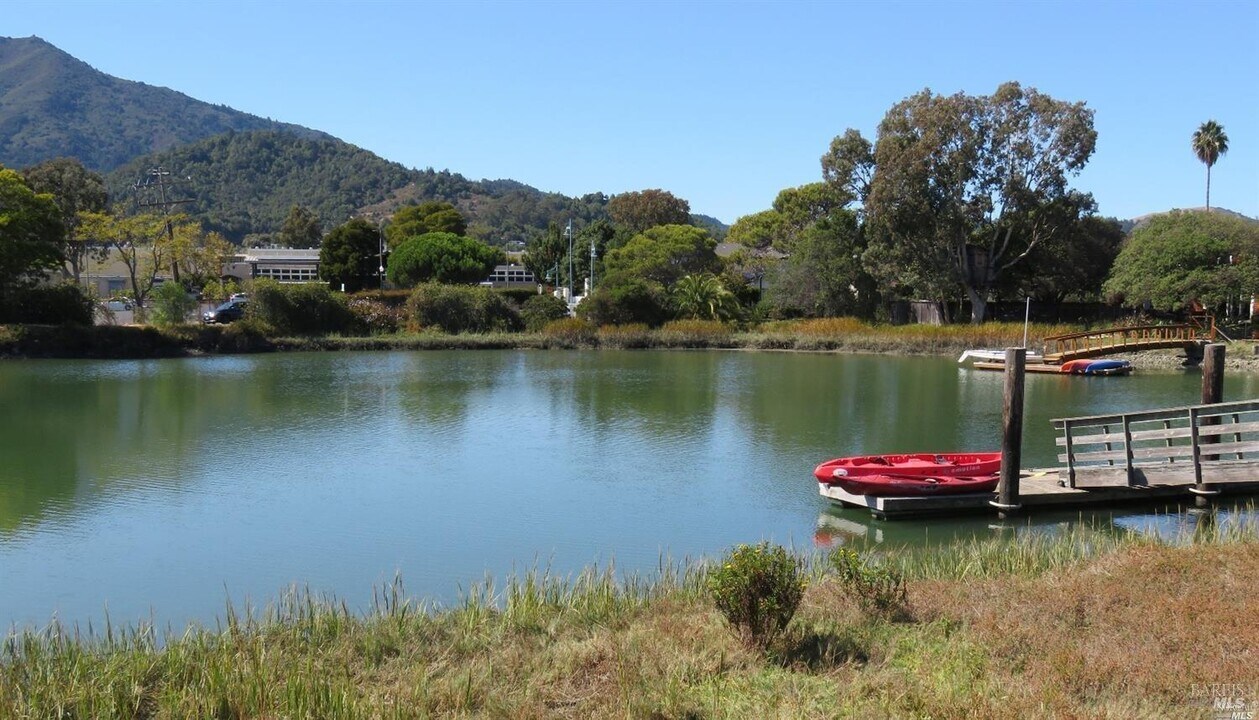 100 Lucky Dr in Corte Madera, CA - Building Photo