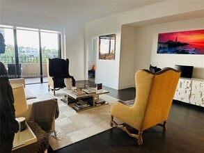 201 Crandon Blvd, Unit 402 in Key Biscayne, FL - Foto de edificio - Building Photo