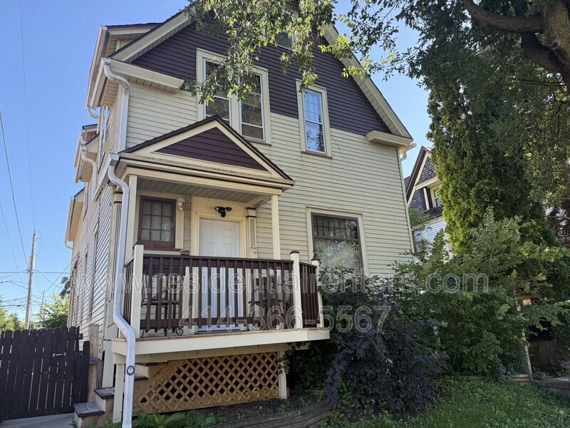 815 E Center St in Milwaukee, WI - Building Photo