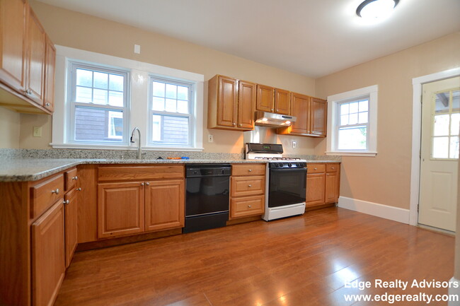77 Claymoss Rd, Unit 2 in Boston, MA - Foto de edificio - Building Photo