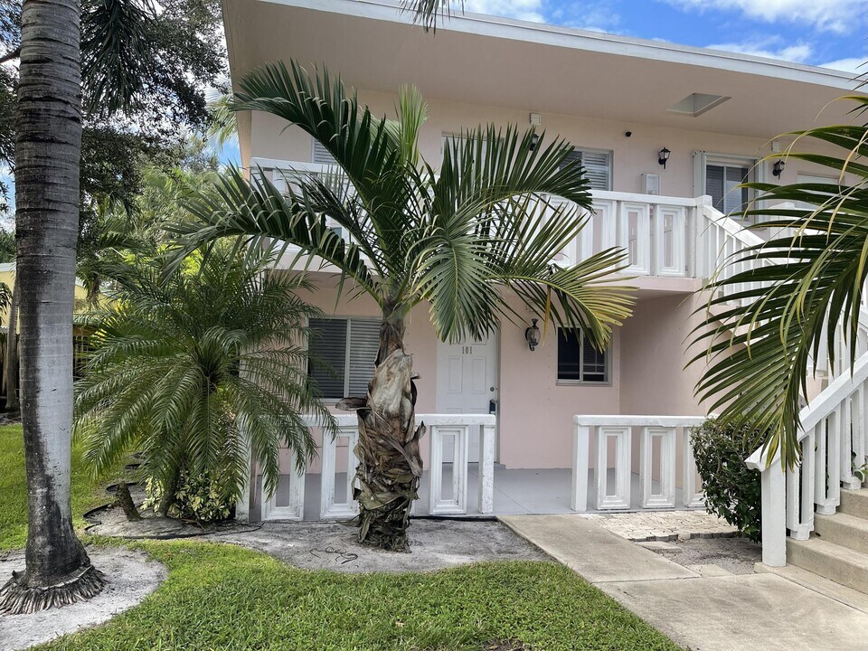 221 SE 1st Ave in Boynton Beach, FL - Building Photo