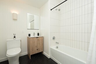 328 Pacific Ave, Unit B05 in Jersey City, NJ - Building Photo - Building Photo