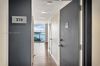 1000 West Ave, Unit 319 in Miami Beach, FL - Building Photo - Building Photo