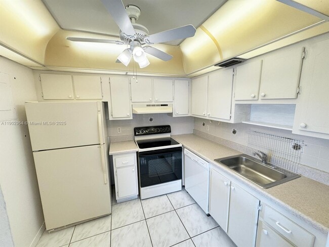 379 Saxony Ln in Delray Beach, FL - Building Photo - Building Photo