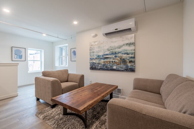 92 E Forest Ave in Detroit, MI - Building Photo - Interior Photo