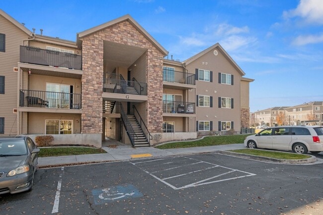 property at 1922 N Crest Rd