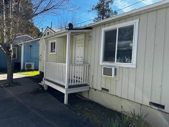 1370 Lee St in Ashland, OR - Building Photo - Building Photo
