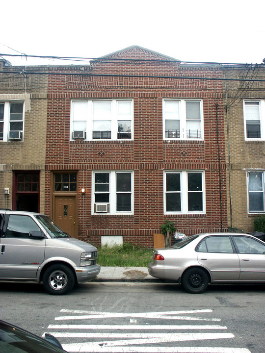 1914 Holland Ave in Bronx, NY - Building Photo